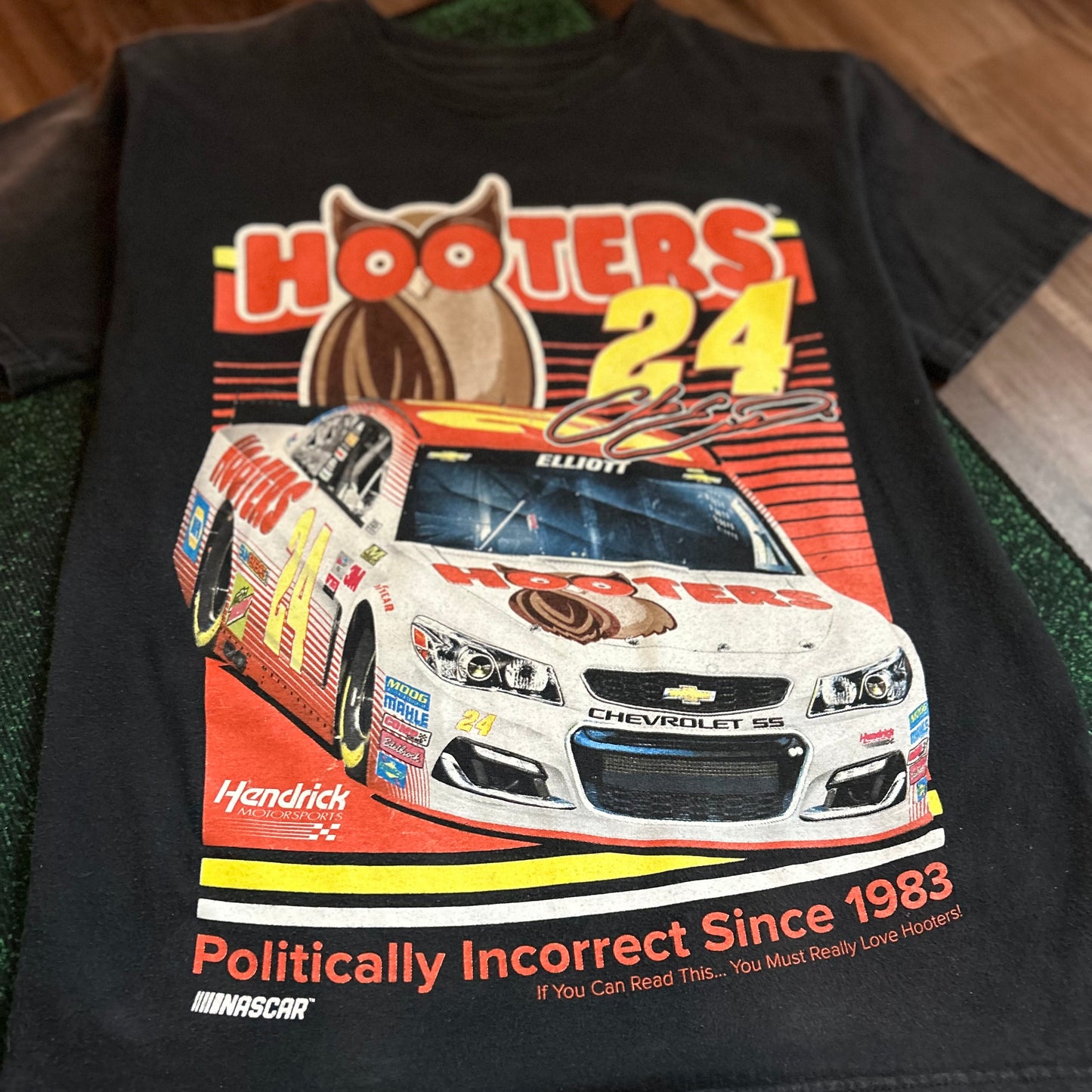 Hooters Chase Elliot Shirt - Kids L/Women's S